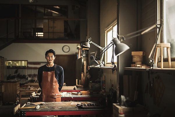 포토 JPG 주간 남자 전등 실내 한명 서기 미소 사람 상반신 20대 성인 목재 앞모습 앞치마 한국인 공구 작업 작업실 뒷짐 목공예 실습 신입 합판 성인남자한명만 국내포토 자연요소 나무 1 뷰포인트 재료 모션 조명 표정 동양인 청년 내부 도구 공예 남자한명만 성인남자만 파일형식