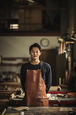 포토 JPG 주간 응시 남자 실내 한명 서기 미소 사람 상반신 20대 성인 목재 앞모습 한국인 공구 작업실 뒷짐 목공예 실습 신입 합판 성인남자한명만 국내포토 자연요소 나무 1 시선 뷰포인트 재료 모션 표정 동양인 청년 내부 도구 공예 남자한명만 성인남자만 파일형식