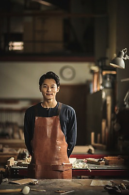 포토 JPG 주간 남자 전등 실내 한명 서기 미소 사람 상반신 20대 성인 목재 앞모습 앞치마 한국인 공구 작업실 목공예 실습 신입 합판 성인남자한명만 국내포토 자연요소 나무 1 뷰포인트 재료 모션 조명 표정 동양인 청년 내부 도구 공예 남자한명만 성인남자만 파일형식