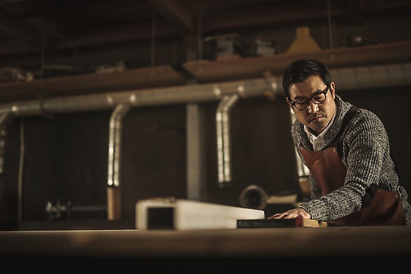 포토 JPG 응시 남자 40대 실내 한명 서기 사람 성인 목재 앞치마 한국인 잡기 작업 작업실 목공예 장인 합판 성인남자한명만 안경낌 국내포토 나무 1 시선 안경 중년 재료 모션 동양인 내부 공예 남자한명만 성인남자만 파일형식