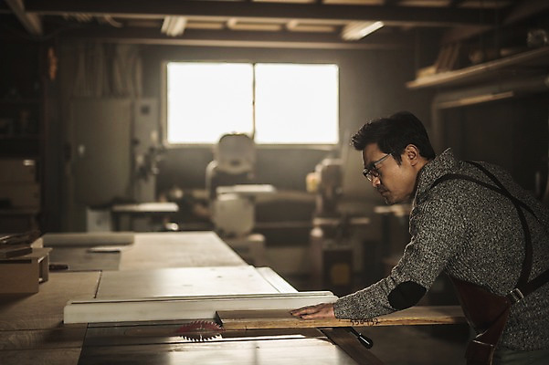 포토 JPG 주간 응시 남자 40대 창문 실내 한명 서기 사람 상반신 성인 목재 옆모습 한국인 잡기 작업 작업실 자르기 목공예 장인 합판 성인남자한명만 안경낌 국내포토 자연요소 나무 1 시선 안경 뷰포인트 중년 재료 모션 동양인 내부 공예 남자한명만 성인남자만 파일형식