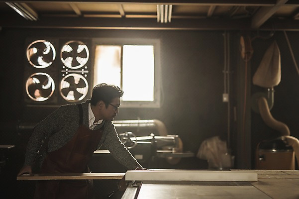 포토 JPG 주간 응시 남자 40대 창문 실내 한명 서기 들기 사람 상반신 성인 목재 옆모습 앞치마 한국인 작업 작업실 목공예 장인 환풍기 합판 성인남자한명만 안경낌 국내포토 자연요소 나무 1 시선 안경 뷰포인트 중년 재료 모션 동양인 내부 장비 공예 남자한명만 성인남자만 파일형식