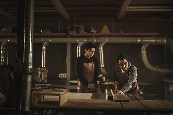 포토 JPG 주간 응시 남자 40대 실내 서기 사람 상반신 20대 성인 두명 목재 앞모습 앞치마 기계 한국인 공구 작업 작업실 목공예 실습 장인 신입 작업대 합판 성인남자만 국내포토 자연요소 나무 시선 뷰포인트 중년 재료 모션 동양인 청년 내부 도구 공예 남자만 성인만 파일형식