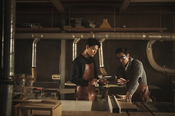 포토 JPG 주간 응시 남자 40대 실내 서기 사람 상반신 20대 성인 두명 목재 앞모습 태블릿 앞치마 기계 한국인 공구 작업 가르침 작업실 목공예 실습 보안경 장인 신입 작업대 합판 성인남자만 국내포토 자연요소 나무 시선 교육 뷰포인트 중년 재료 모션 동양인 청년 내부 전자제품 스마트기기 도구 안전장비 공예 남자만 성인만 파일형식