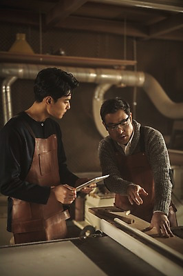 포토 JPG 주간 응시 남자 40대 실내 서기 사람 상반신 20대 성인 두명 목재 앞모습 옆모습 태블릿 기계 한국인 공구 작업 가르침 작업실 목공예 실습 장인 신입 합판 성인남자만 국내포토 자연요소 나무 시선 교육 뷰포인트 중년 재료 모션 동양인 청년 내부 전자제품 스마트기기 도구 공예 남자만 성인만 파일형식