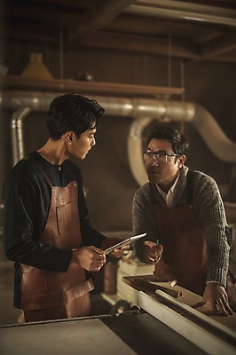 포토 JPG 주간 응시 남자 40대 실내 서기 사람 상반신 20대 성인 두명 목재 앞모습 옆모습 태블릿 마주보기 앞치마 기계 한국인 작업 가르침 작업실 목공예 실습 보안경 장인 신입 합판 성인남자만 국내포토 자연요소 나무 시선 교육 뷰포인트 중년 재료 모션 동양인 청년 내부 전자제품 스마트기기 안전장비 공예 남자만 성인만 파일형식