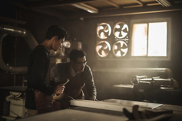 포토 JPG 주간 응시 남자 40대 창문 실내 서기 사람 상반신 20대 성인 두명 앞모습 옆모습 태블릿 앞치마 기계 한국인 공구 작업 가르침 작업실 목공예 실습 장인 환풍기 신입 성인남자만 국내포토 자연요소 시선 교육 뷰포인트 중년 모션 동양인 청년 내부 전자제품 스마트기기 장비 도구 공예 남자만 성인만 파일형식