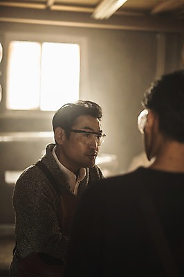 포토 JPG 주간 응시 남자 40대 창문 실내 서기 사람 상반신 20대 성인 두명 앞모습 뒷모습 마주보기 한국인 작업실 목공예 실습 보안경 장인 신입 성인남자만 국내포토 자연요소 시선 뷰포인트 중년 모션 동양인 청년 내부 안전장비 공예 남자만 성인만 파일형식