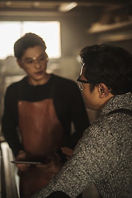 포토 JPG 주간 남자 40대 실내 사람 상반신 20대 성인 두명 앞모습 뒷모습 태블릿 마주보기 한국인 가르침 작업실 목공예 실습 보안경 장인 신입 성인남자만 국내포토 자연요소 교육 뷰포인트 중년 모션 동양인 청년 내부 전자제품 스마트기기 안전장비 공예 남자만 성인만 파일형식