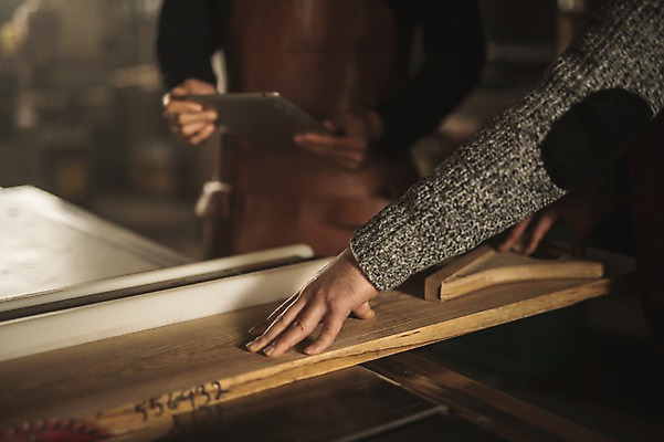 포토 JPG 손 남자 40대 실내 서기 사람 근접촬영 상반신 20대 성인 두명 목재 신체부위 태블릿 한국인 작업 작업실 목공예 실습 장인 신입 작업대 합판 국내포토 나무 뷰포인트 중년 재료 모션 동양인 청년 내부 전자제품 스마트기기 공예 파일형식