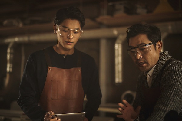 포토 JPG 주간 응시 남자 40대 실내 대화 서기 사람 상반신 20대 성인 두명 앞모습 태블릿 앞치마 한국인 작업 가르침 작업실 목공예 실습 보안경 장인 신입 성인남자만 국내포토 자연요소 시선 교육 뷰포인트 중년 모션 말하기 동양인 청년 내부 전자제품 스마트기기 안전장비 공예 남자만 성인만 파일형식