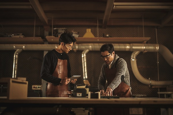 포토 JPG 주간 응시 남자 40대 실내 서기 사람 상반신 20대 성인 두명 옆모습 태블릿 앞치마 한국인 작업 가르침 작업실 목공예 실습 보안경 장인 신입 성인남자만 국내포토 자연요소 시선 교육 뷰포인트 중년 모션 동양인 청년 내부 전자제품 스마트기기 안전장비 공예 남자만 성인만 파일형식