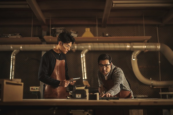 포토 JPG 주간 응시 남자 40대 실내 서기 사람 상반신 20대 성인 두명 목재 앞모습 옆모습 태블릿 한국인 작업 작업실 목공예 실습 보안경 장인 신입 합판 성인남자만 국내포토 자연요소 나무 시선 뷰포인트 중년 재료 모션 동양인 청년 내부 전자제품 스마트기기 안전장비 공예 남자만 성인만 파일형식