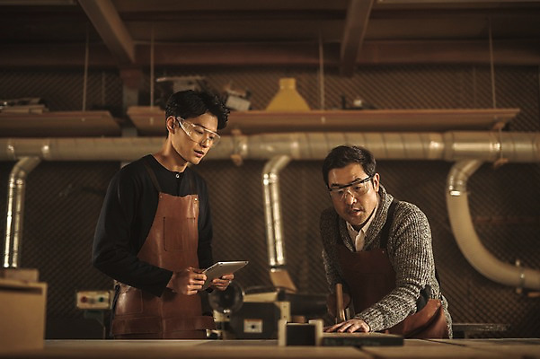 포토 JPG 주간 응시 남자 40대 실내 서기 사람 상반신 20대 성인 두명 목재 앞모습 태블릿 앞치마 한국인 작업 가르침 작업실 목공예 실습 보안경 장인 신입 합판 성인남자만 국내포토 자연요소 나무 시선 교육 뷰포인트 중년 재료 모션 동양인 청년 내부 전자제품 스마트기기 안전장비 공예 남자만 성인만 파일형식