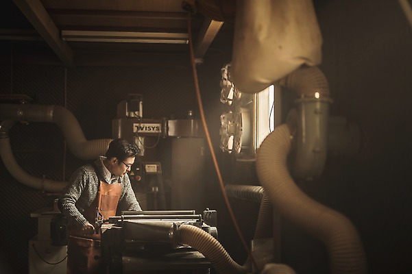 포토 JPG 주간 응시 남자 40대 실내 한명 서기 사람 상반신 성인 옆모습 앞치마 기계 한국인 도구 작업 작업실 목공예 장인 환풍기 성인남자한명만 안경낌 국내포토 자연요소 1 시선 안경 뷰포인트 중년 모션 동양인 내부 장비 공예 남자한명만 성인남자만 파일형식