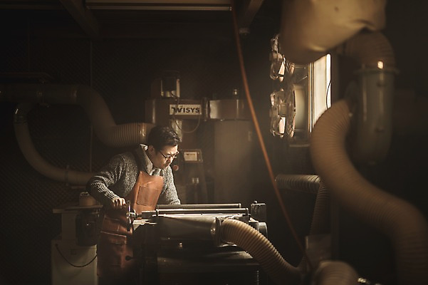 포토 JPG 주간 응시 남자 40대 창문 실내 한명 서기 사람 상반신 성인 옆모습 앞치마 기계 한국인 공구 작업 작업실 집중 목공예 장인 성인남자한명만 안경낌 국내포토 자연요소 1 시선 안경 뷰포인트 중년 컨셉 모션 동양인 내부 도구 공예 남자한명만 성인남자만 파일형식