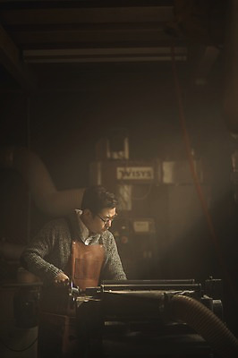 포토 JPG 주간 응시 남자 40대 실내 한명 서기 사람 상반신 성인 옆모습 햇빛 앞치마 기계 한국인 작업 작업실 목공예 장인 성인남자한명만 국내포토 자연요소 1 시선 뷰포인트 중년 모션 동양인 내부 태양 공예 남자한명만 성인남자만 파일형식