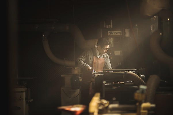 포토 JPG 주간 전신 응시 남자 40대 실내 한명 서기 사람 상반신 성인 옆모습 햇빛 앞치마 기계 한국인 공구 작업 작업실 목공예 장인 성인남자한명만 국내포토 자연요소 1 시선 뷰포인트 중년 모션 동양인 내부 태양 도구 공예 남자한명만 성인남자만 파일형식