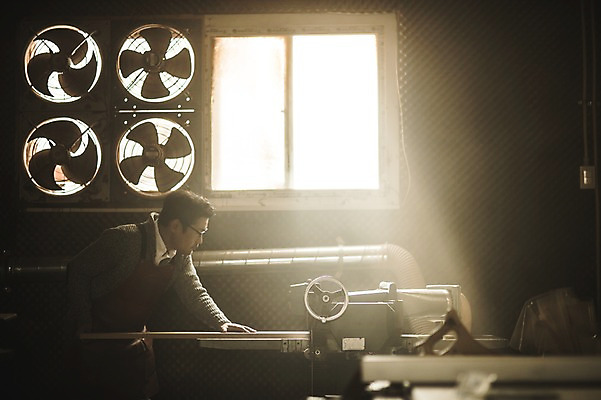 포토 JPG 주간 응시 남자 40대 창문 실내 한명 서기 사람 상반신 성인 목재 옆모습 햇빛 기계 한국인 공구 작업실 목공예 장인 환풍기 합판 성인남자한명만 안경낌 국내포토 자연요소 나무 1 시선 안경 뷰포인트 중년 재료 모션 동양인 내부 태양 장비 도구 공예 남자한명만 성인남자만 파일형식