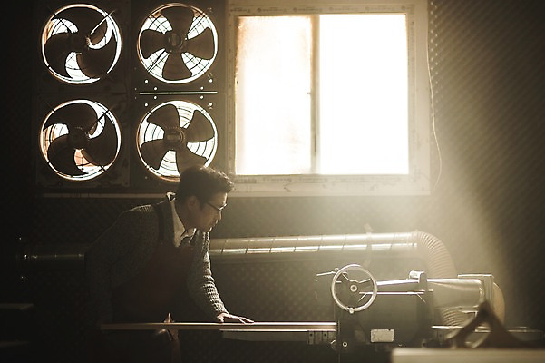 포토 JPG 주간 응시 남자 40대 창문 실내 한명 서기 사람 상반신 성인 목재 옆모습 햇빛 기계 한국인 공구 작업실 목공예 장인 환풍기 합판 성인남자한명만 안경낌 국내포토 자연요소 나무 1 시선 안경 뷰포인트 중년 재료 모션 동양인 내부 태양 장비 도구 공예 남자한명만 성인남자만 파일형식