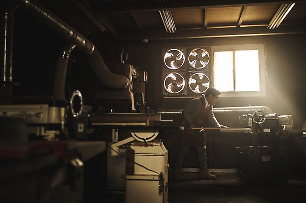 포토 JPG 주간 전신 남자 40대 창문 실내 한명 서기 사람 성인 목재 옆모습 햇빛 기계 한국인 작업실 자르기 목공예 장인 환풍기 합판 성인남자한명만 국내포토 자연요소 나무 1 뷰포인트 중년 재료 모션 동양인 내부 태양 장비 공예 남자한명만 성인남자만 파일형식