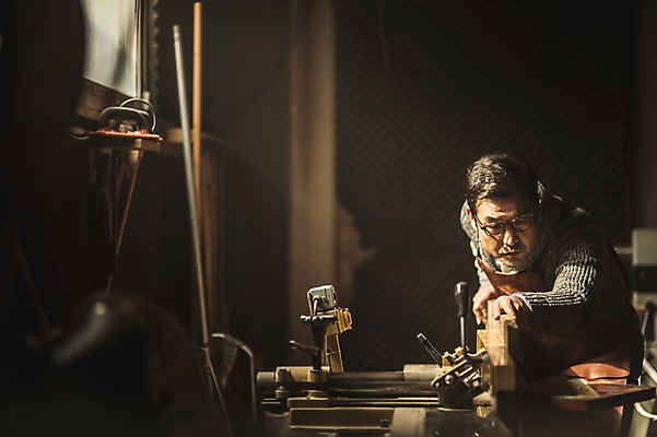 포토 JPG 주간 응시 남자 40대 창문 실내 한명 서기 사람 상반신 성인 목재 앞모습 기계 한국인 잡기 작업 작업실 목공예 장인 합판 성인남자한명만 안경낌 국내포토 자연요소 나무 1 시선 안경 뷰포인트 중년 재료 모션 동양인 내부 공예 남자한명만 성인남자만 파일형식