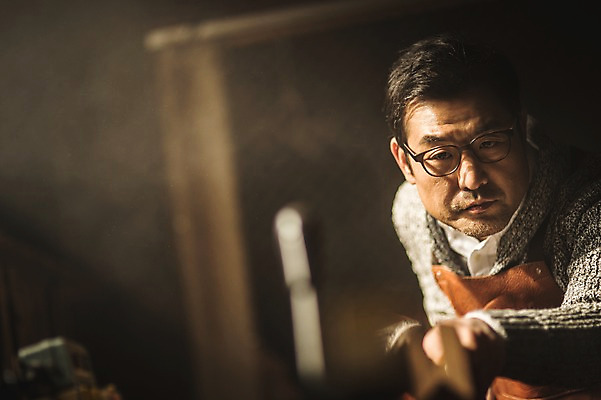 포토 JPG 주간 응시 남자 40대 실내 한명 사람 상반신 성인 목재 앞모습 앞치마 한국인 작업 작업실 집중 목공예 장인 합판 성인남자한명만 안경낌 국내포토 자연요소 나무 1 시선 안경 뷰포인트 중년 컨셉 재료 동양인 내부 공예 남자한명만 성인남자만 파일형식