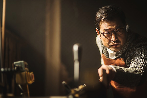 포토 JPG 주간 응시 남자 40대 실내 한명 서기 사람 상반신 성인 목재 앞모습 햇빛 앞치마 기계 한국인 잡기 작업 작업실 목공예 장인 합판 성인남자한명만 국내포토 자연요소 나무 1 시선 뷰포인트 중년 재료 모션 동양인 내부 태양 공예 남자한명만 성인남자만 파일형식