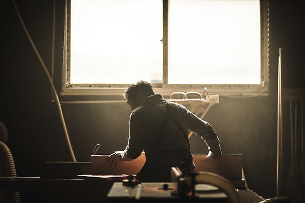 포토 JPG 주간 응시 남자 40대 창문 실내 한명 서기 사람 상반신 성인 목재 뒷모습 기계 한국인 잡기 작업 작업실 목공예 장인 합판 성인남자한명만 국내포토 자연요소 나무 1 시선 뷰포인트 중년 재료 모션 동양인 내부 공예 남자한명만 성인남자만 파일형식