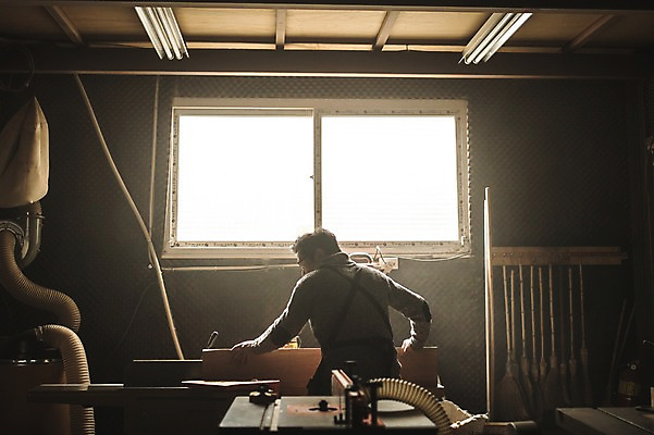 포토 JPG 주간 남자 40대 창문 실내 한명 서기 들기 사람 상반신 성인 목재 뒷모습 기계 한국인 작업 작업실 목공예 장인 합판 성인남자한명만 국내포토 자연요소 나무 1 뷰포인트 중년 재료 모션 동양인 내부 공예 남자한명만 성인남자만 파일형식