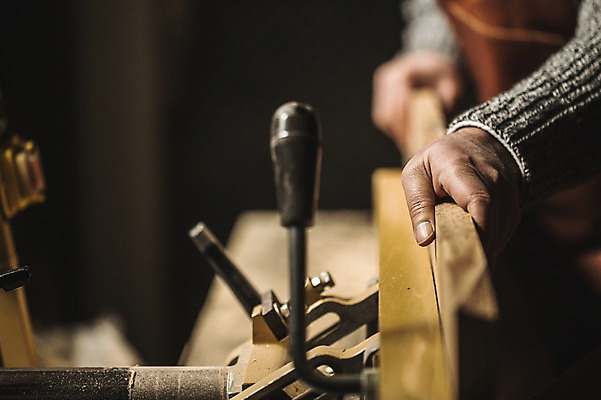 포토 JPG 손 남자 40대 실내 한명 사람 근접촬영 상반신 성인 목재 신체부위 기계 한국인 잡기 작업 작업실 목공예 장인 합판 성인남자한명만 국내포토 나무 1 뷰포인트 중년 재료 모션 동양인 내부 공예 남자한명만 성인남자만 파일형식