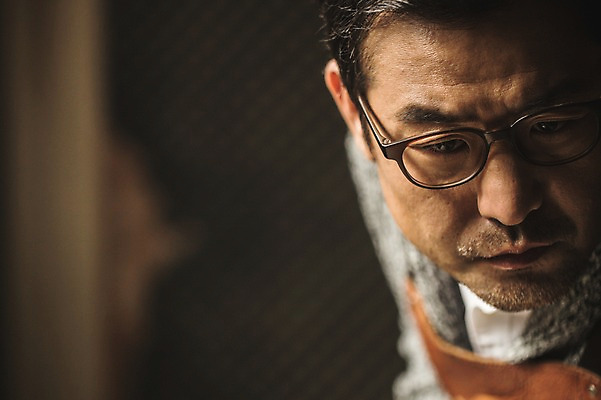 포토 JPG 응시 남자 얼굴 40대 실내 한명 사람 근접촬영 상반신 성인 앞모습 한국인 작업실 집중 목공예 장인 성인남자한명만 안경낌 국내포토 1 시선 안경 뷰포인트 중년 컨셉 동양인 내부 신체부위 공예 남자한명만 성인남자만 파일형식