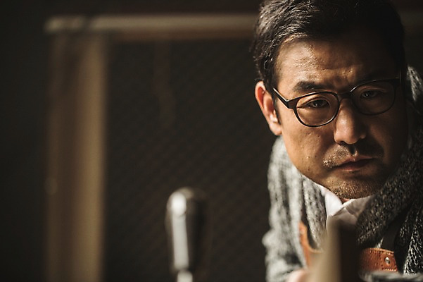 포토 JPG 응시 남자 얼굴 40대 실내 한명 사람 근접촬영 상반신 성인 앞모습 한국인 작업실 집중 목공예 장인 성인남자한명만 안경낌 국내포토 1 시선 안경 뷰포인트 중년 컨셉 동양인 내부 신체부위 공예 남자한명만 성인남자만 파일형식