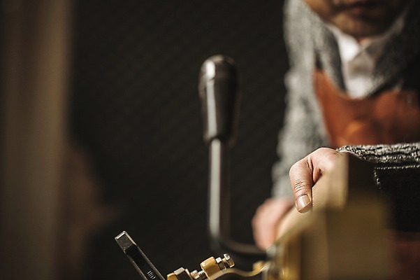 포토 JPG 손 남자 40대 실내 한명 사람 근접촬영 상반신 성인 목재 앞모습 신체부위 앞치마 기계 한국인 작업 작업실 목공예 장인 합판 성인남자한명만 국내포토 나무 1 뷰포인트 중년 재료 동양인 내부 공예 남자한명만 성인남자만 파일형식