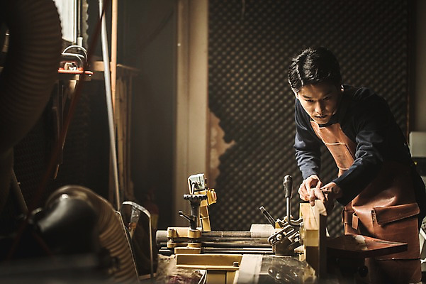 포토 JPG 주간 응시 남자 실내 한명 서기 사람 상반신 20대 성인 목재 앞모습 앞치마 기계 한국인 작업 작업실 자르기 목공예 실습 철망 신입 합판 성인남자한명만 국내포토 자연요소 나무 1 시선 뷰포인트 재료 모션 동양인 청년 내부 공예 남자한명만 성인남자만 파일형식