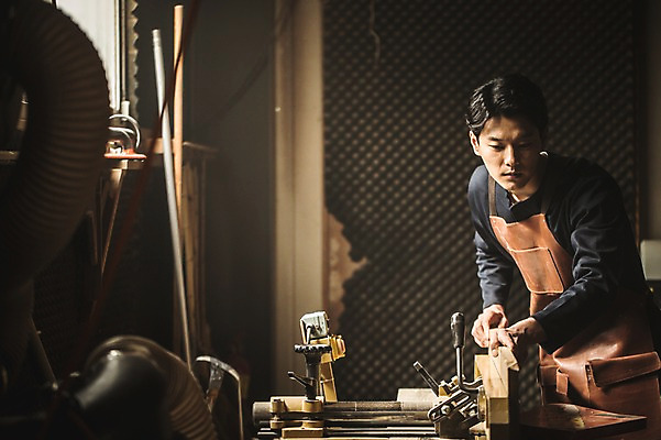 포토 JPG 주간 응시 남자 실내 한명 서기 사람 상반신 20대 성인 목재 앞모습 앞치마 기계 한국인 작업 작업실 목공예 실습 철망 신입 작업대 합판 성인남자한명만 국내포토 자연요소 나무 1 시선 뷰포인트 재료 모션 동양인 청년 내부 공예 남자한명만 성인남자만 파일형식