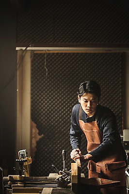 포토 JPG 주간 응시 남자 실내 한명 서기 사람 상반신 20대 성인 목재 앞모습 앞치마 기계 한국인 작업 작업실 집중 목공예 실습 철망 재단 신입 작업대 합판 성인남자한명만 국내포토 자연요소 나무 1 시선 뷰포인트 컨셉 재료 모션 동양인 청년 내부 공예 남자한명만 성인남자만 파일형식