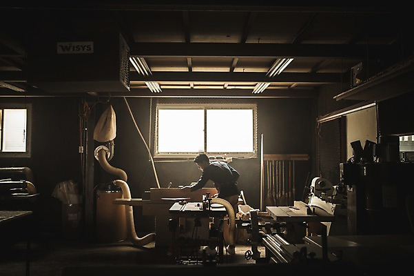 포토 JPG 주간 전신 남자 창문 실내 한명 서기 들기 사람 20대 성인 목재 옆모습 한국인 도구 작업 작업실 목공예 실습 신입 연장세트 작업대 합판 성인남자만 성인남자한명만 국내포토 자연요소 나무 1 뷰포인트 재료 모션 동양인 청년 내부 공구 공예 남자만 남자한명만 성인만 파일형식