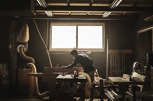 포토 JPG 주간 전신 응시 남자 실내 한명 서기 사람 20대 성인 목재 옆모습 한국인 작업실 자르기 목공예 장인 재단 합판 성인남자한명만 국내포토 자연요소 나무 1 시선 뷰포인트 재료 모션 동양인 청년 내부 공예 남자한명만 성인남자만 파일형식