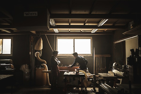 포토 JPG 주간 전신 남자 40대 창문 실내 서기 들기 사람 20대 성인 두명 목재 옆모습 팔짱 한국인 작업 가르침 작업실 목공예 실습 장인 신입 합판 성인남자만 국내포토 자연요소 나무 교육 뷰포인트 중년 재료 모션 동양인 청년 내부 공예 남자만 성인만 파일형식