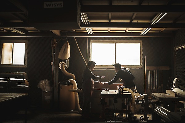 포토 JPG 주간 전신 응시 남자 40대 창문 실내 대화 서기 들기 사람 20대 성인 두명 목재 옆모습 한국인 작업 가르침 작업실 목공예 실습 장인 신입 합판 성인남자만 국내포토 자연요소 나무 시선 교육 뷰포인트 중년 재료 모션 말하기 동양인 청년 내부 공예 남자만 성인만 파일형식