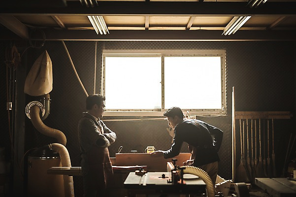 포토 JPG 주간 응시 남자 40대 창문 실내 서기 사람 상반신 20대 성인 두명 목재 옆모습 팔짱 한국인 잡기 작업 가르침 작업실 목공예 실습 장인 신입 합판 성인남자만 국내포토 자연요소 나무 시선 교육 뷰포인트 중년 재료 모션 동양인 청년 내부 공예 남자만 성인만 파일형식