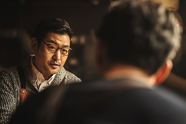 포토 JPG 주간 응시 남자 40대 실내 서기 사람 상반신 20대 성인 두명 앞모습 뒷모습 앞치마 한국인 작업실 목공예 실습 장인 신입 성인남자만 국내포토 자연요소 시선 뷰포인트 중년 모션 동양인 청년 내부 공예 남자만 성인만 파일형식