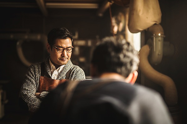 포토 JPG 주간 응시 남자 40대 실내 서기 사람 상반신 20대 성인 두명 앞모습 뒷모습 팔짱 앞치마 한국인 작업실 목공예 실습 장인 신입 성인남자만 국내포토 자연요소 시선 뷰포인트 중년 모션 동양인 청년 내부 공예 남자만 성인만 파일형식
