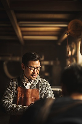 포토 JPG 주간 남자 40대 실내 서기 미소 사람 상반신 20대 성인 두명 목재 앞모습 뒷모습 앞치마 한국인 작업실 목공예 실습 장인 신입 성인남자만 국내포토 자연요소 나무 뷰포인트 중년 재료 모션 표정 동양인 청년 내부 공예 남자만 성인만 파일형식