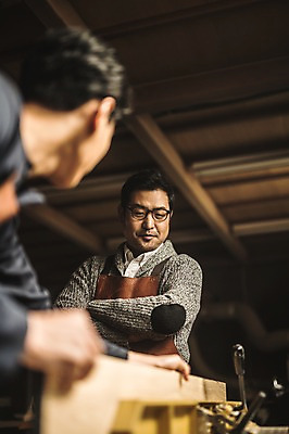 포토 JPG 주간 응시 남자 40대 실내 서기 사람 상반신 20대 성인 두명 목재 앞모습 옆모습 팔짱 한국인 작업 가르침 작업실 목공예 실습 장인 재단 신입 성인남자만 국내포토 자연요소 나무 시선 교육 뷰포인트 중년 재료 모션 동양인 청년 내부 공예 남자만 성인만 파일형식