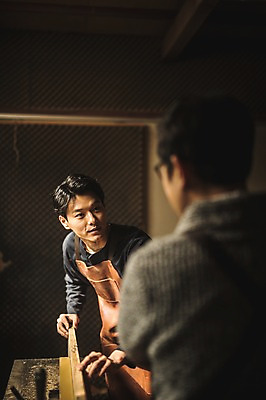 포토 JPG 주간 응시 남자 40대 실내 서기 사람 상반신 20대 성인 두명 목재 앞모습 뒷모습 팔짱 앞치마 한국인 가르침 작업실 자르기 목공예 실습 장인 재단 신입 성인남자만 국내포토 자연요소 나무 시선 교육 뷰포인트 중년 재료 모션 동양인 청년 내부 공예 남자만 성인만 파일형식