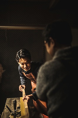 포토 JPG 주간 응시 남자 40대 실내 서기 미소 사람 상반신 20대 성인 두명 목재 앞모습 뒷모습 앞치마 한국인 가르침 작업실 목공예 실습 장인 재단 신입 합판 성인남자만 국내포토 자연요소 나무 시선 교육 뷰포인트 중년 재료 모션 표정 동양인 청년 내부 공예 남자만 성인만 파일형식