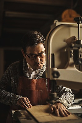 포토 JPG 응시 남자 40대 실내 한명 사람 상반신 성인 앞모습 앞치마 기계 한국인 작업실 자르기 집중 목공예 장인 재단 합판 성인남자한명만 안경낌 국내포토 1 시선 안경 뷰포인트 중년 컨셉 모션 동양인 내부 공예 남자한명만 성인남자만 파일형식