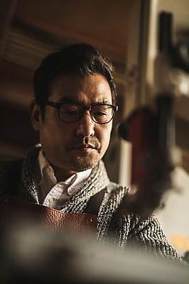 포토 JPG 응시 남자 40대 실내 한명 사람 상반신 성인 앞모습 앞치마 한국인 작업실 집중 목공예 장인 성인남자한명만 안경낌 국내포토 1 시선 안경 뷰포인트 중년 컨셉 동양인 내부 공예 남자한명만 성인남자만 파일형식